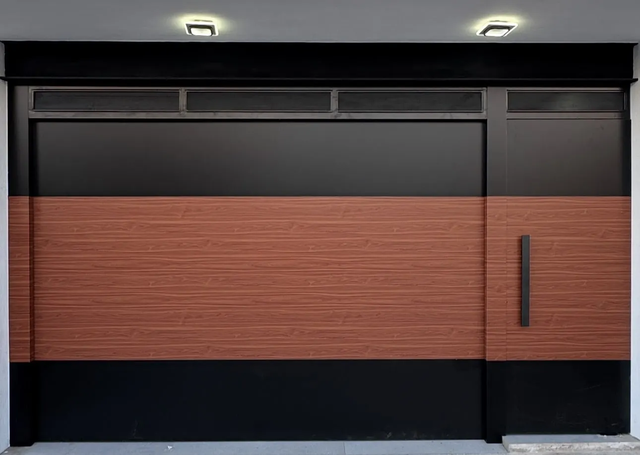 Portón ascendente negro con panel de madera horizontal