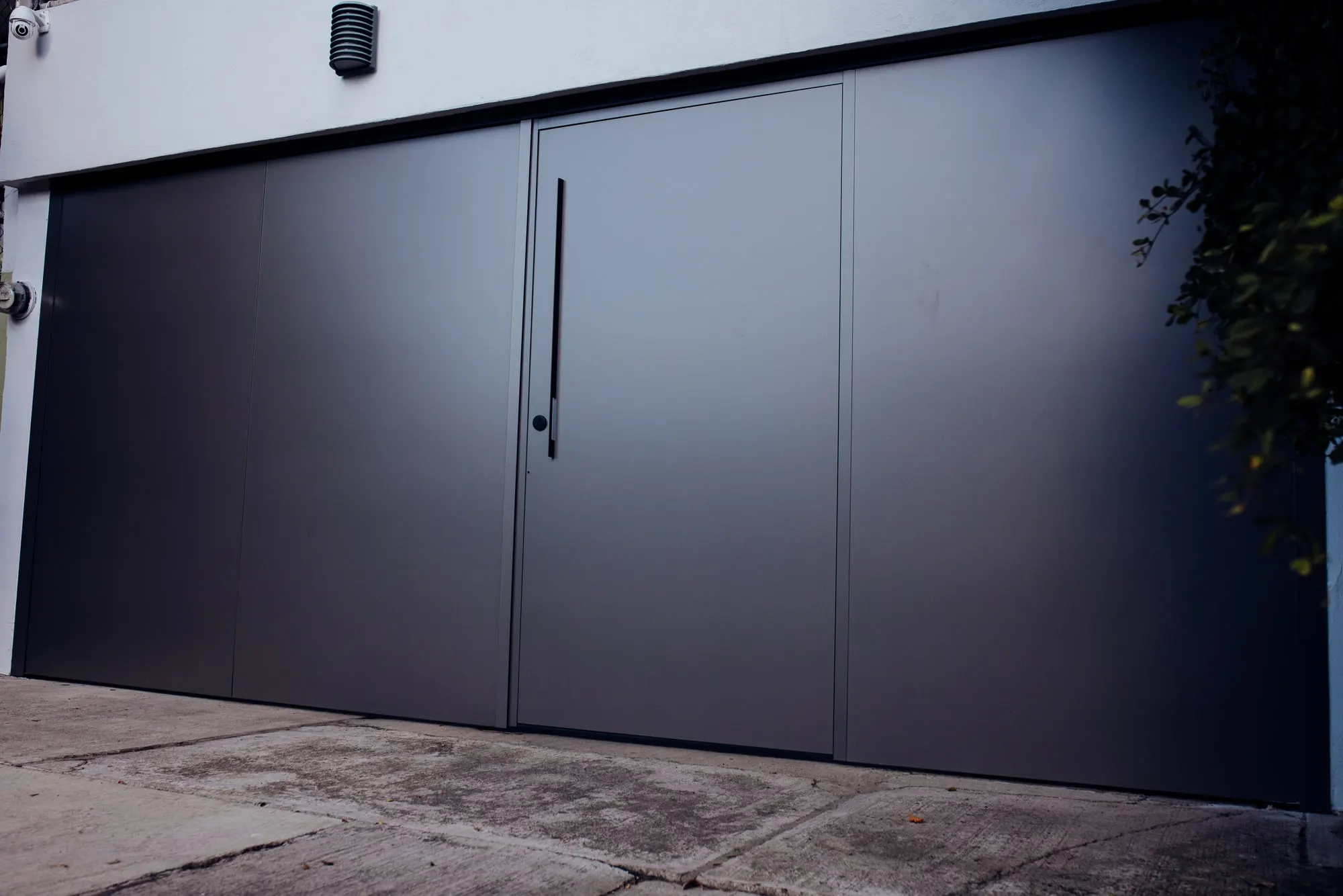 Portón eléctrico de aluminio antracita instalado por Portalum en una residencia de Guadalajara