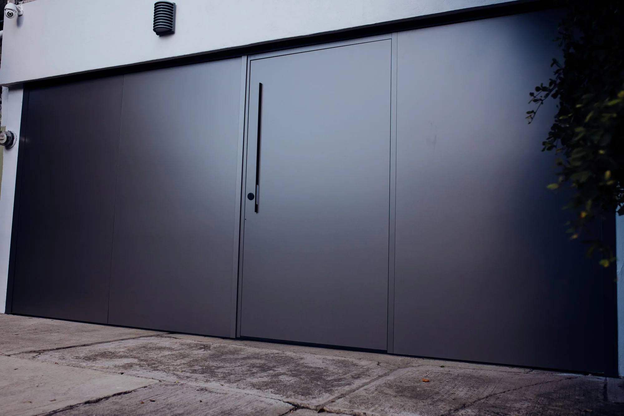 Portón plegadizo Portalum en aluminio antracita — residencia contemporánea en Guadalajara