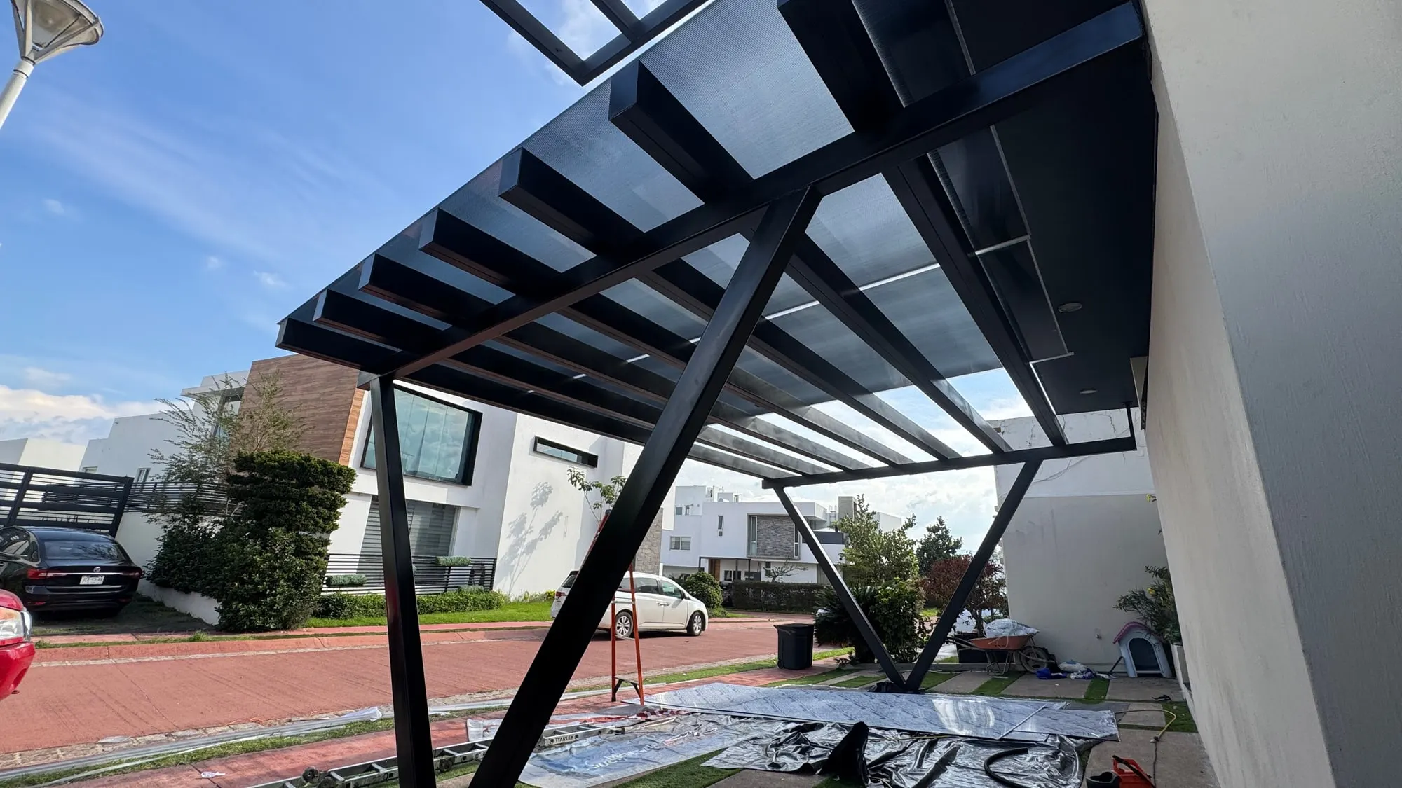 Estructura metálica geométrica de carport contra el cielo