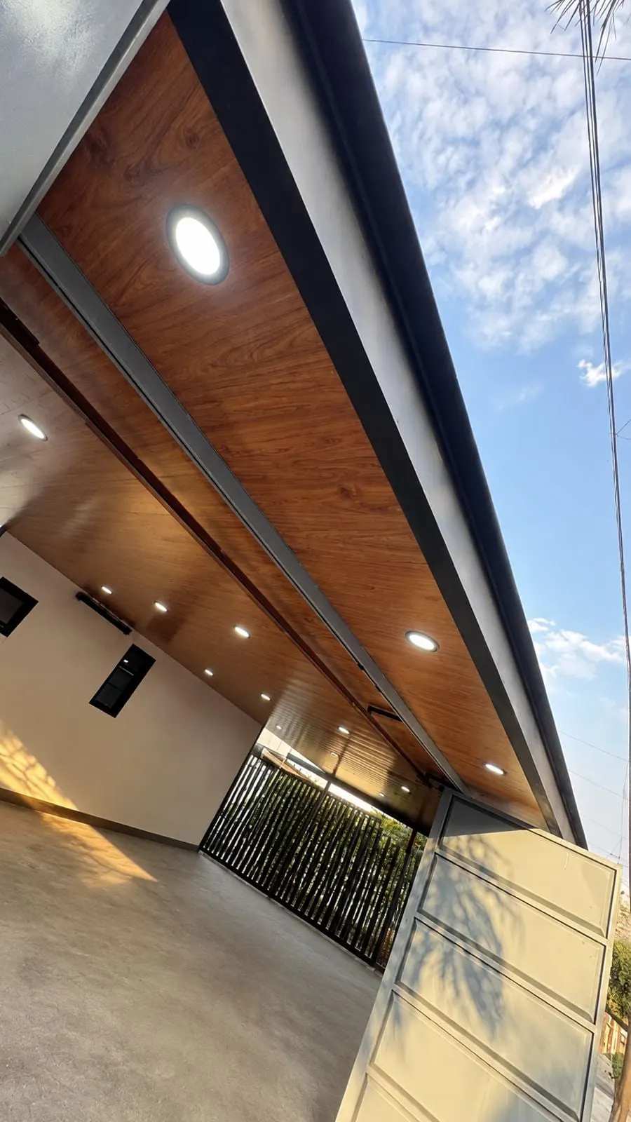 Techo de herrería con madera e iluminación empotrada