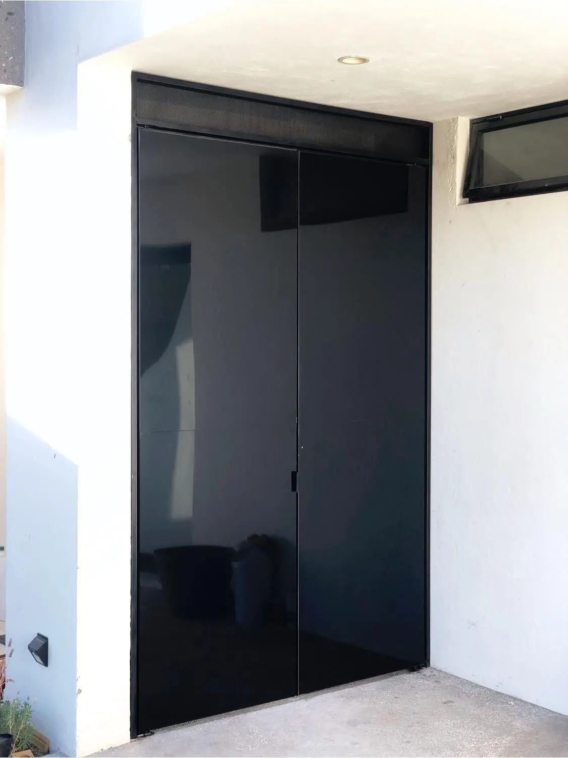 Cancelería metálica de piso a techo con vidrio